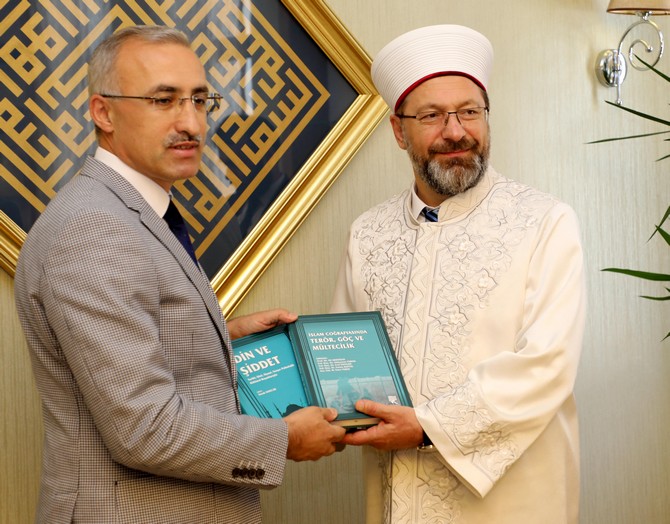 diyanet-isleri-baskani-prof.dr.-ali-erbas-rizede-(5).jpg
