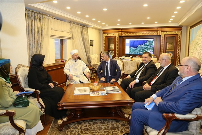 diyanet-isleri-baskani-prof.dr.ali-erbas,-rize-valisi-erdogan-bektas’i-makaminda-ziyaret-etti-(2).jpg