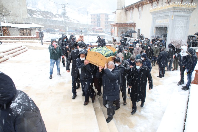 diyarbakir-valisi-munir-karaloglunun-annesi-topraga-verildi-(2).jpg