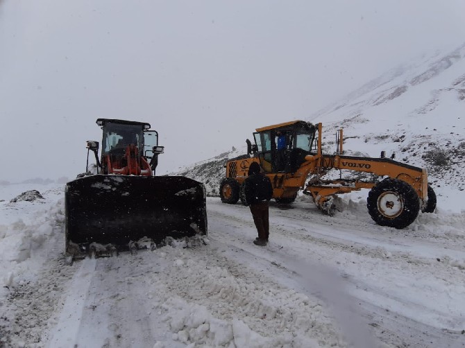 dogu-karadeniz-bolgesi’nin-yuksek-kesimlerinde-etkili-olan-kar-yagisina-ragmen-rize-il-ozel-idaresi-ekipleri-karla-kapli-yayla-yollarini-acmayi-surduruyor.-(1).jpg