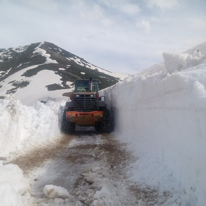 dogu-karadeniz-bolgesi’nin-yuksek-kesimlerinde-etkili-olan-kar-yagisina-ragmen-rize-il-ozel-idaresi-ekipleri-karla-kapli-yayla-yollarini-acmayi-surduruyor.-(2).jpg