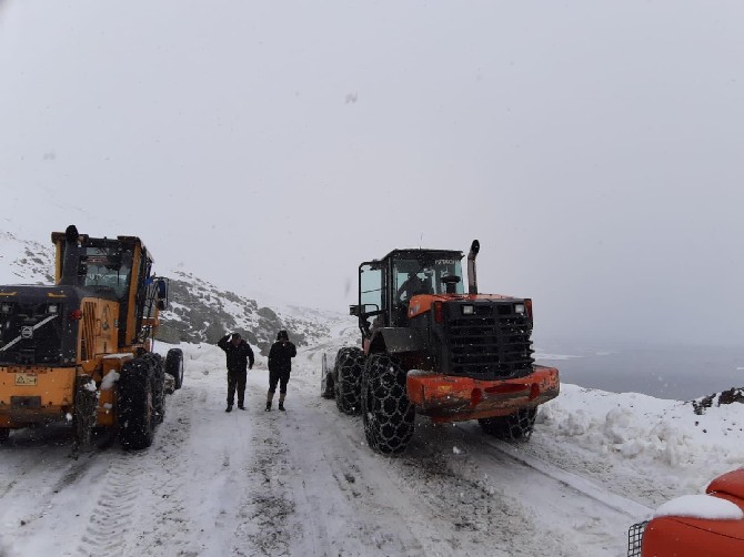 dogu-karadeniz-bolgesi’nin-yuksek-kesimlerinde-etkili-olan-kar-yagisina-ragmen-rize-il-ozel-idaresi-ekipleri-karla-kapli-yayla-yollarini-acmayi-surduruyor.-(4).jpg