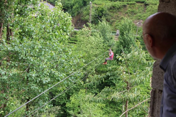 dogu-karadeniz-bolgesinde-ozellikle-rize-trabzon-ve-artvinde-yuk-tasimak-icin-sikca-kullanilan-ilkel-teleferikler-olumlere-neden-olmaya-devam-ediyor-1.jpg