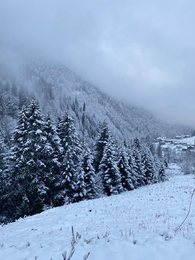 dogu-karadeniz-bolgesinin-turizm-merkezlerinden-rizenin-camlihemsin-ilcesindeki-ayder-yaylasinda-nisan-ayinin-ortalarinda-kar-surprizi-yasandi-4.jpg
