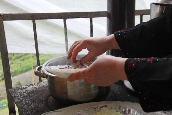 dogu-karadeniz-insaninin-vazgecilmezi-kara-lahana,-gecmisten-bugune-iftar-sofralarinda-yerini-almaya-devam-ediyor-(3).jpg