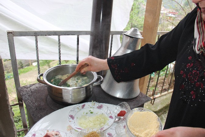 dogu-karadeniz-insaninin-vazgecilmezi-kara-lahana,-gecmisten-bugune-iftar-sofralarinda-yerini-almaya-devam-ediyor-(4).jpg