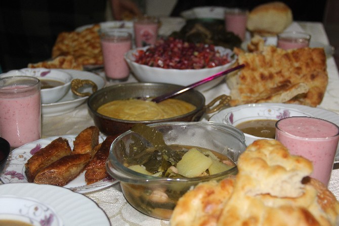 dogu-karadeniz-insaninin-vazgecilmezi-kara-lahana,-gecmisten-bugune-iftar-sofralarinda-yerini-almaya-devam-ediyor-(6).jpg