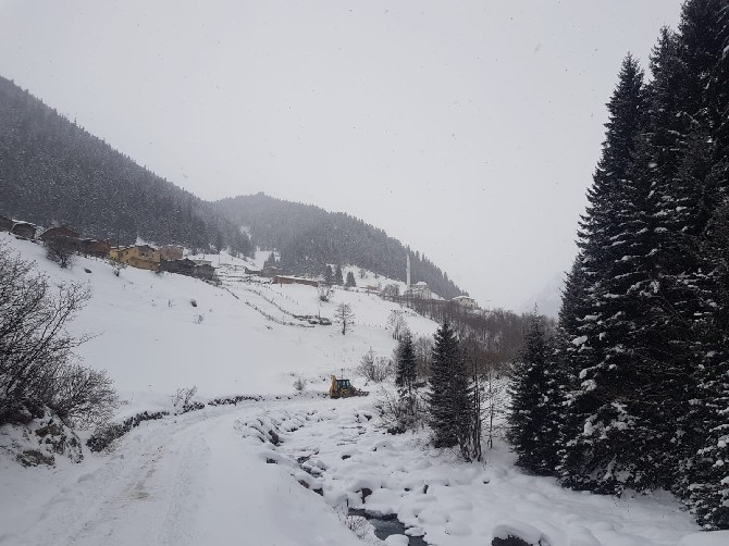 dogu-karadenizde-711-koy-ve-mahalle-yolu-ulasima-kapandi-(4).jpg