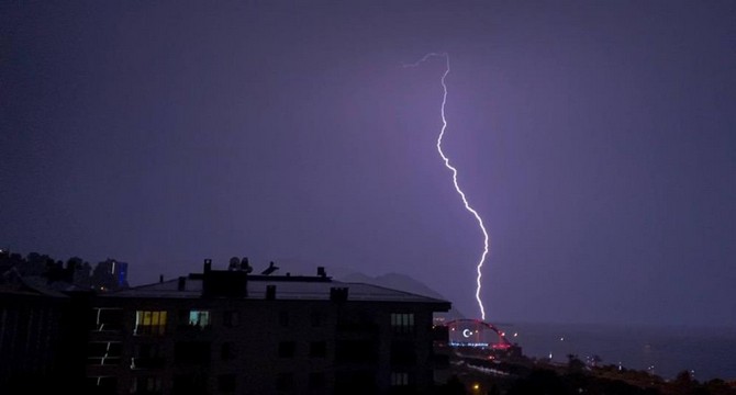 dogu-karadenizde-yildirimlar-geceyi-boyle-aydinlatti-2-001.jpg
