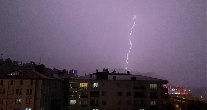 dogu-karadenizde-yildirimlar-geceyi-boyle-aydinlatti-3-001.jpg