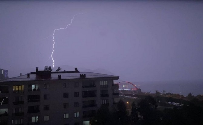 dogu-karadenizde-yildirimlar-geceyi-boyle-aydinlatti-4-001.jpg