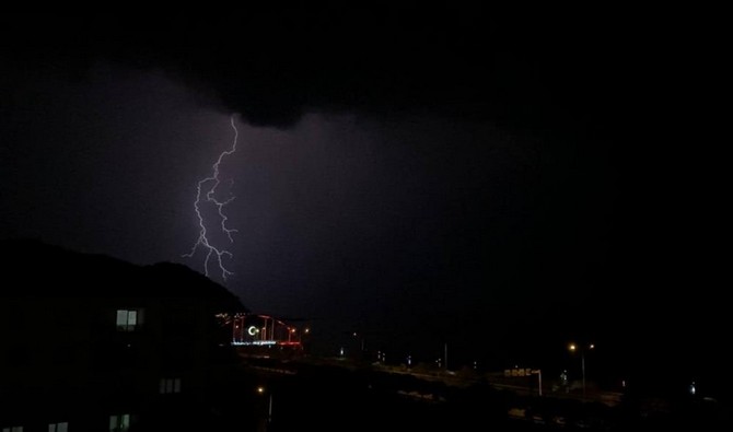 dogu-karadenizde-yildirimlar-geceyi-boyle-aydinlatti-5.jpg