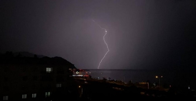 dogu-karadenizde-yildirimlar-geceyi-boyle-aydinlatti-6.jpg