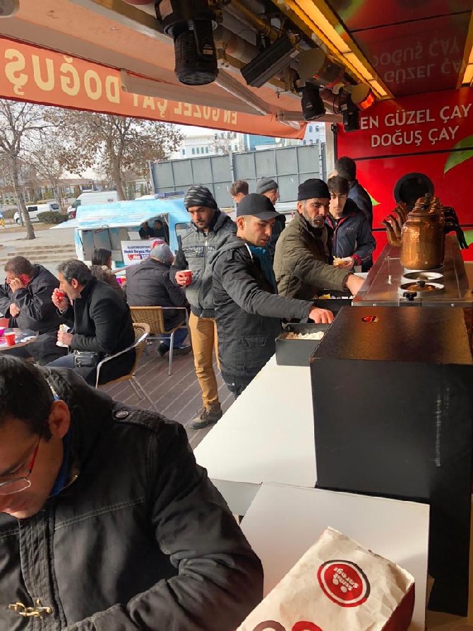 dogus-cay’dan-depremzedelere-sicak-cay-ikrami-(9).jpg