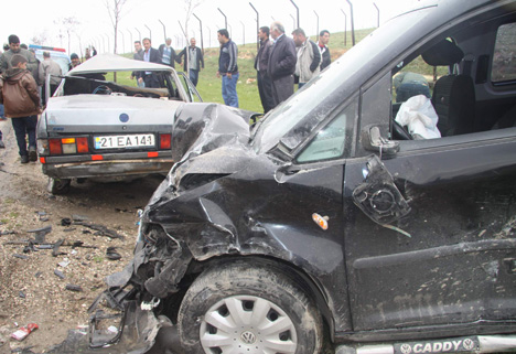 dugun-konvoyu-ile-cenaze-konvoyu-carpisti-3-olu,-5-yarali-1.jpg dugun-konvoyu-ile-cenaze-konvoyu-carpisti-3-olu,-5-yarali-1.jpg