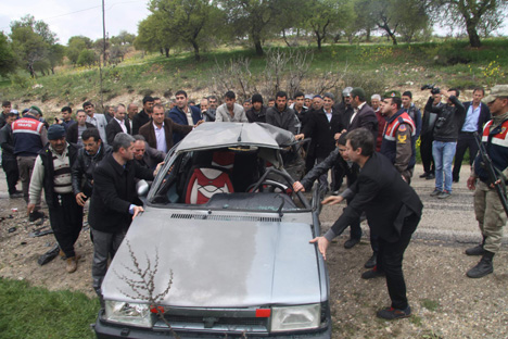 dugun-konvoyu-ile-cenaze-konvoyu-carpisti-3-olu,-5-yarali-2.jpg dugun-konvoyu-ile-cenaze-konvoyu-carpisti-3-olu,-5-yarali-2.jpg