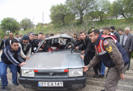 dugun-konvoyu-ile-cenaze-konvoyu-carpisti-3-olu,-5-yarali-3.jpg dugun-konvoyu-ile-cenaze-konvoyu-carpisti-3-olu,-5-yarali-3.jpg