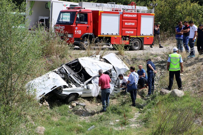 dugun-yolunda-trafik-kazasi-4-olu,-1-yarali-(4).jpg