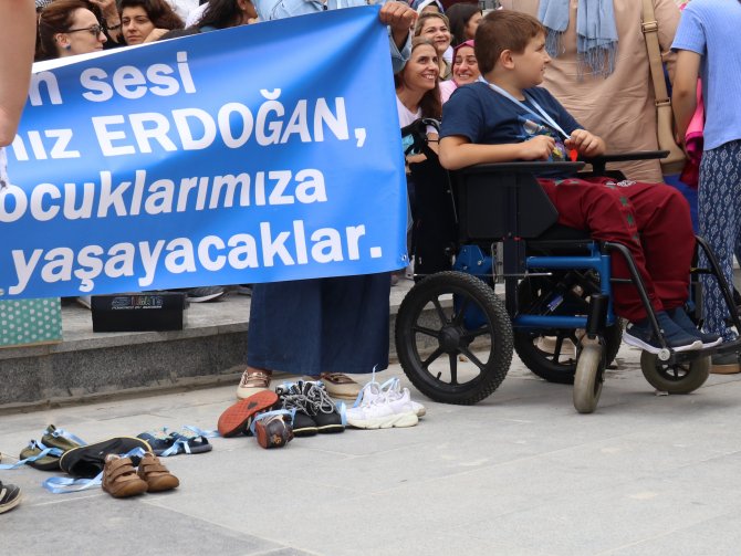 dunya-duchenne-farkindalik-gunu-kapsaminda-dmd-kas-hastasi-cocuklarin-aileleri-rize-15-temmuz-demokrasi-ve-cumhuriyet-meydani’nda-bir-eylem-gerceklestirdi.--(5).jpg