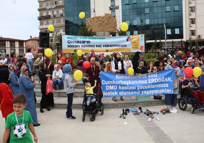 dunya-duchenne-farkindalik-gunu-kapsaminda-dmd-kas-hastasi-cocuklarin-aileleri-rize-15-temmuz-demokrasi-ve-cumhuriyet-meydani’nda-bir-eylem-gerceklestirdi.--(6).jpg