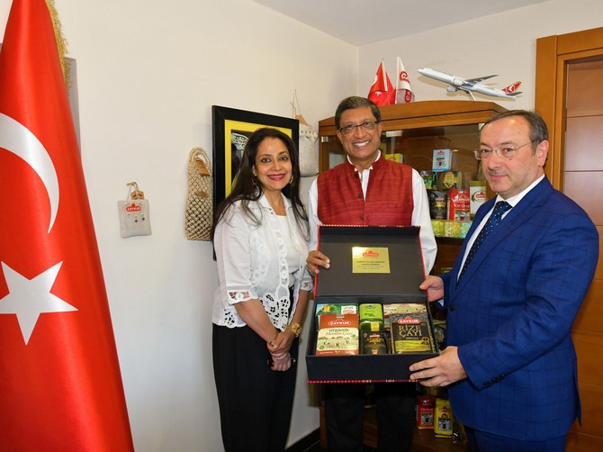 dunyada-en-cok-cay-ureten-2.-ulke-olan-hindistanin-ankara-buyukelcisi-sanjay-bhattacharyya,-caykur-genel-mudur-vekili-yusuf-ziya-alim’e-ziyarette-bulundu-(1)-001.jpg