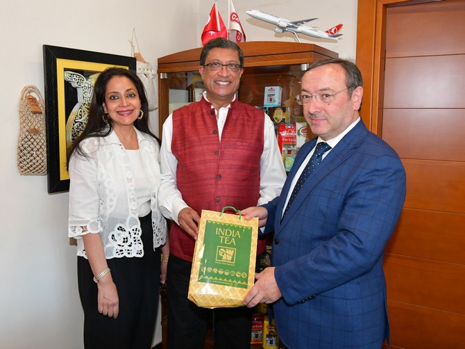 dunyada-en-cok-cay-ureten-2.-ulke-olan-hindistanin-ankara-buyukelcisi-sanjay-bhattacharyya,-caykur-genel-mudur-vekili-yusuf-ziya-alim’e-ziyarette-bulundu-(2)-002.jpg