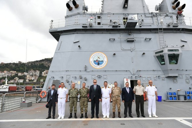 dunyanin-en-buyuk-tank-cikarma-gemisi-‘tcg-bayraktar’-trabzon-limani’na-demirledi-(1).jpg
