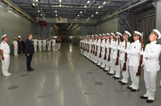 dunyanin-en-buyuk-tank-cikarma-gemisi-‘tcg-bayraktar’-trabzon-limani’na-demirledi-(2).jpg