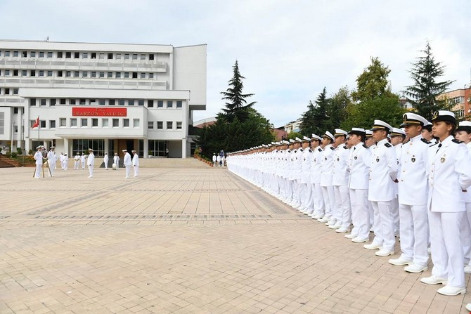 dunyanin-en-buyuk-tank-cikarma-gemisi-‘tcg-bayraktar’-trabzon-limani’na-demirledi-(3).jpg