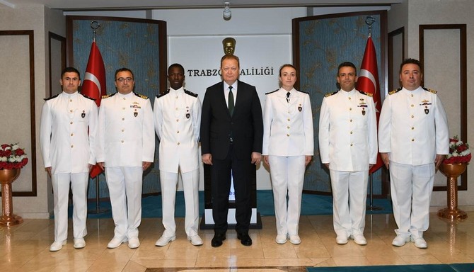 dunyanin-en-buyuk-tank-cikarma-gemisi-‘tcg-bayraktar’-trabzon-limani’na-demirledi-(4).jpg