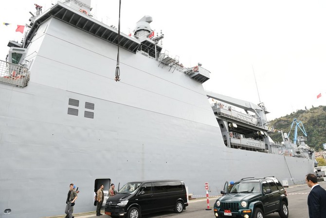 dunyanin-en-buyuk-tank-cikarma-gemisi-‘tcg-bayraktar’-trabzon-limani’na-demirledi-(5).jpg