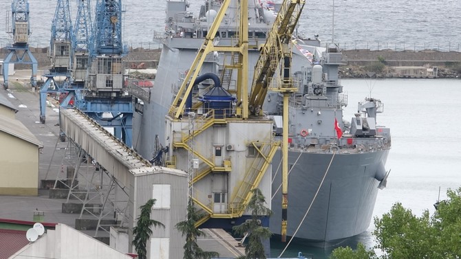 dunyanin-en-buyuk-tank-cikarma-gemisi-‘tcg-bayraktar’-trabzon-limani’na-demirledi-(6).jpg