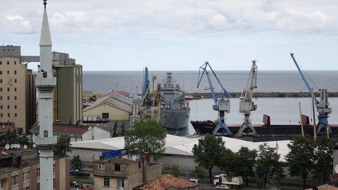 dunyanin-en-buyuk-tank-cikarma-gemisi-‘tcg-bayraktar’-trabzon-limani’na-demirledi-(7).jpg