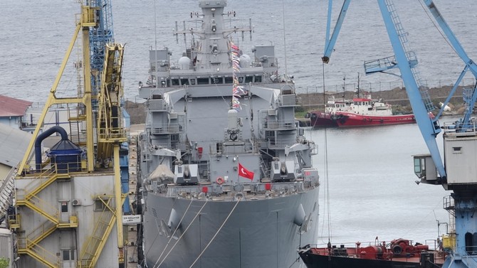 dunyanin-en-buyuk-tank-cikarma-gemisi-‘tcg-bayraktar’-trabzon-limani’na-demirledi-(8).jpg
