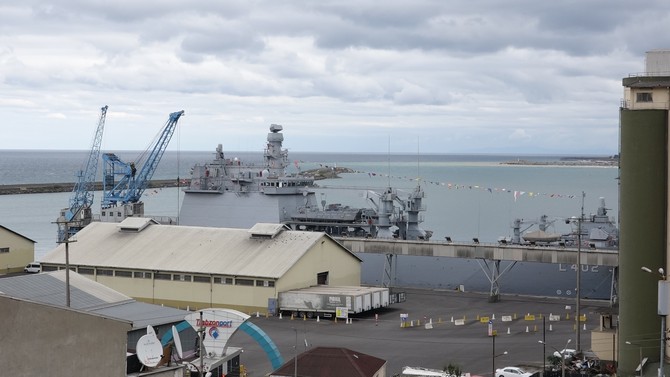 dunyanin-en-buyuk-tank-cikarma-gemisi-‘tcg-bayraktar’-trabzon-limani’na-demirledi-(9).jpg