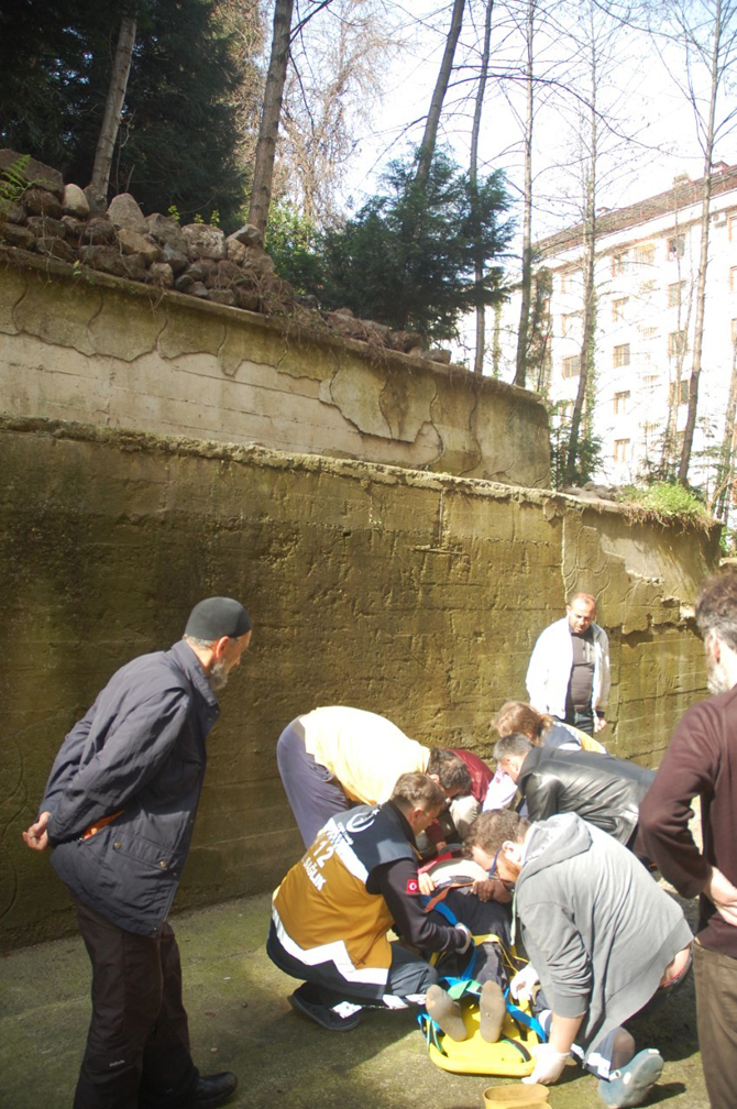 duvar-yaparken-4-metre-yukseklikten-dusen-yasli-adam-yaralandi.jpg