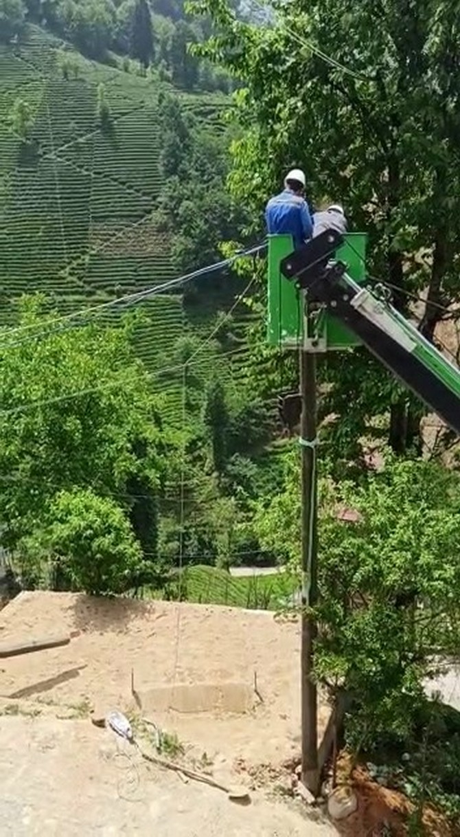 egilen-elektrik-diregini-evine-baglamisti-yikilmak-uzere-olan-direk-kaldirildi-2.jpg