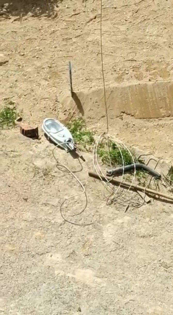 egilen-elektrik-diregini-evine-baglamisti-yikilmak-uzere-olan-direk-kaldirildi-3.jpg
