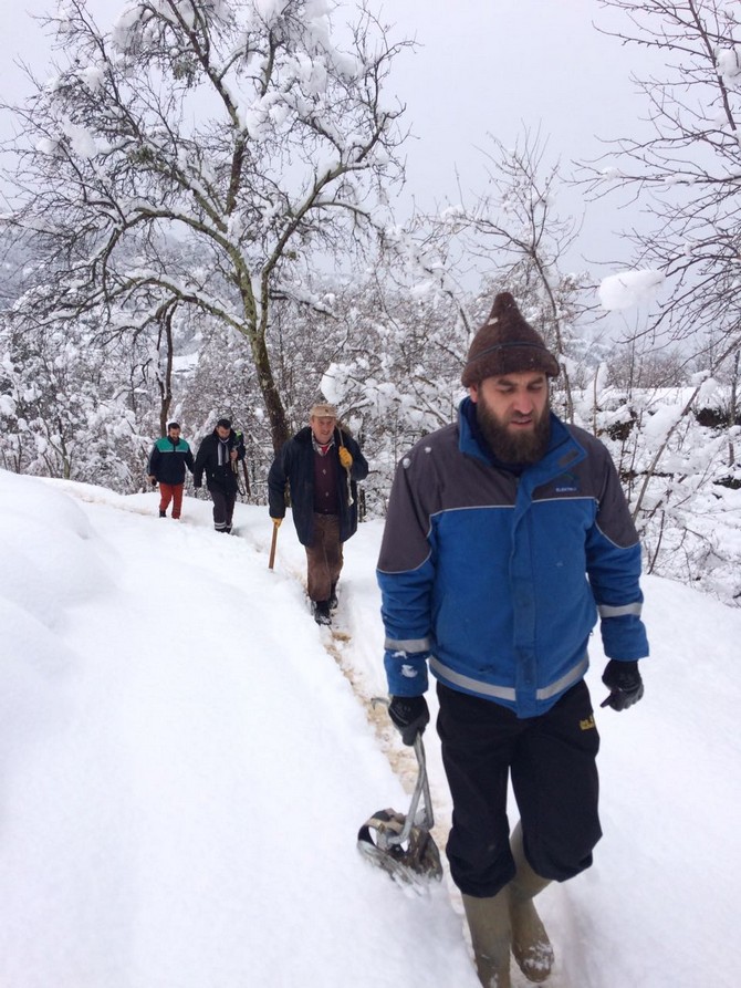 elektrik-diregi-devrildi-coruh-edas-ve-koy-halki-birlikte-onardi-(8).jpg
