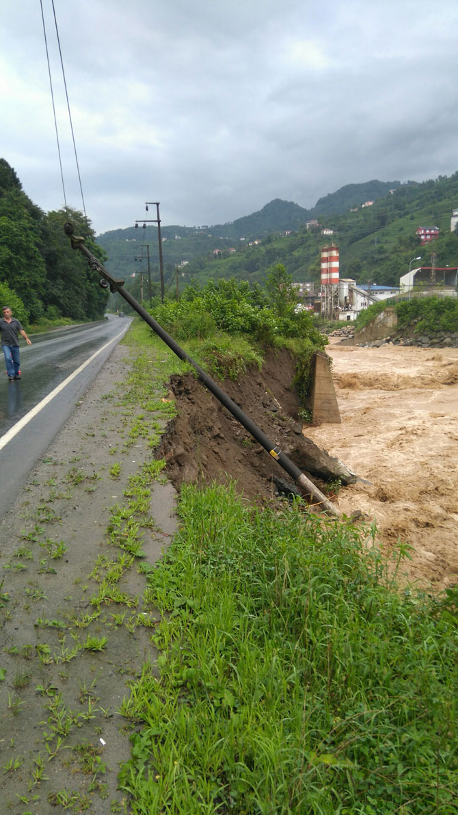 elektrik-diregi-devrildi-rize-1.jpg elektrik-diregi-devrildi-rize-1.jpg
