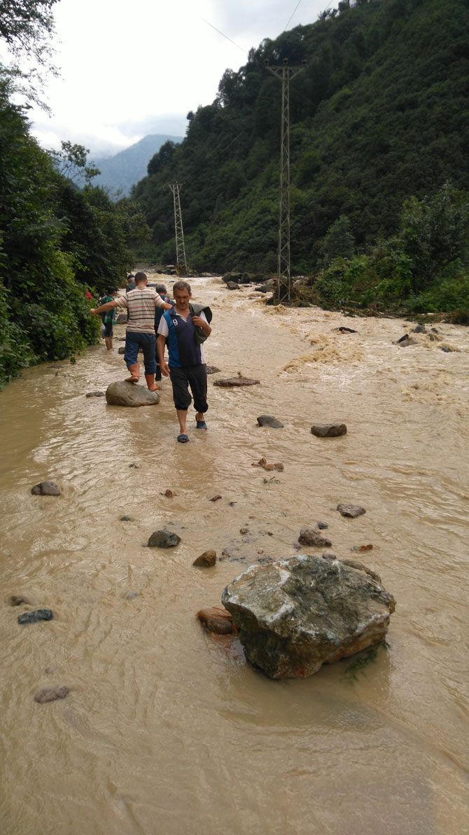 elektrik-diregi-devrildi-rize-2.jpg elektrik-diregi-devrildi-rize-2.jpg