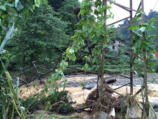 elektrik-diregi-devrildi.jpg elektrik-diregi-devrildi.jpg