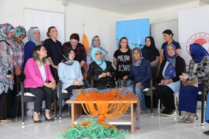 emine-erdogan,-rize’de-balik-agi-donami-ve-tamiri-yapan-kadinlari-ziyaret-etti-(1).jpg