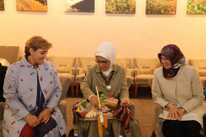 emine-erdogan,-rizede-ki-programi-kapsaminda-tarimda-kadinin-girisimciliginin-guclendirilmesi-projesi-sertifika-torenine-katildi-(11).jpg
