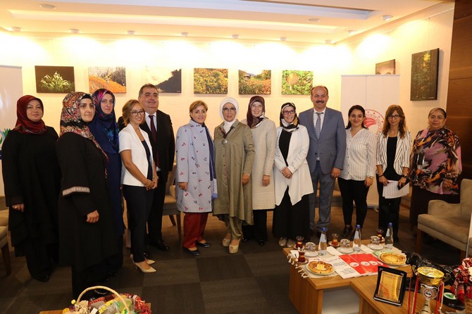 emine-erdogan,-rizede-ki-programi-kapsaminda-tarimda-kadinin-girisimciliginin-guclendirilmesi-projesi-sertifika-torenine-katildi-(13).jpg