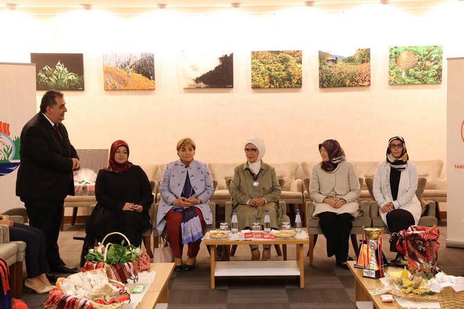 emine-erdogan,-rizede-ki-programi-kapsaminda-tarimda-kadinin-girisimciliginin-guclendirilmesi-projesi-sertifika-torenine-katildi-(14).jpg