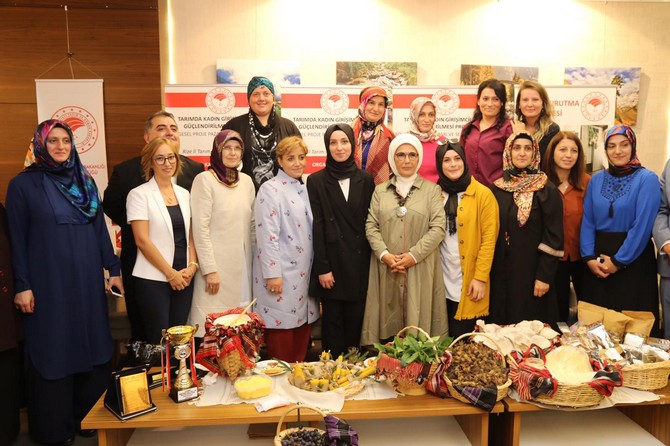 emine-erdogan,-rizede-ki-programi-kapsaminda-tarimda-kadinin-girisimciliginin-guclendirilmesi-projesi-sertifika-torenine-katildi-(16).jpg