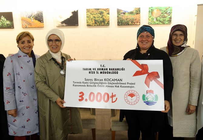 emine-erdogan,-rizede-ki-programi-kapsaminda-tarimda-kadinin-girisimciliginin-guclendirilmesi-projesi-sertifika-torenine-katildi-(2).jpg