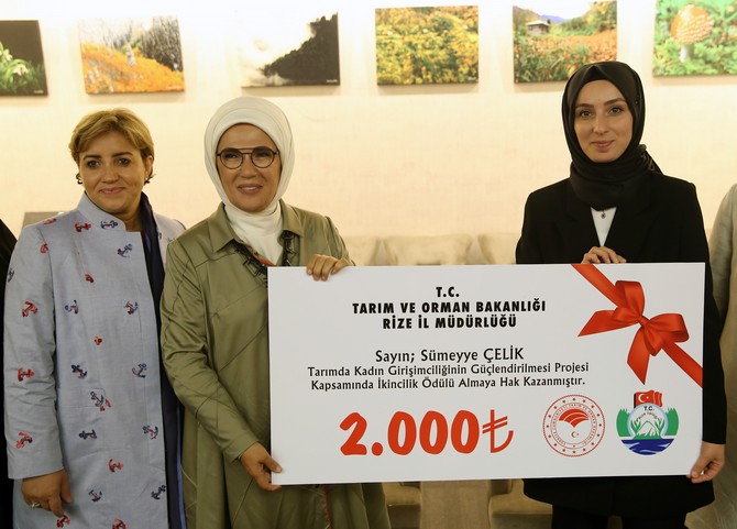 emine-erdogan,-rizede-ki-programi-kapsaminda-tarimda-kadinin-girisimciliginin-guclendirilmesi-projesi-sertifika-torenine-katildi-(3).jpg