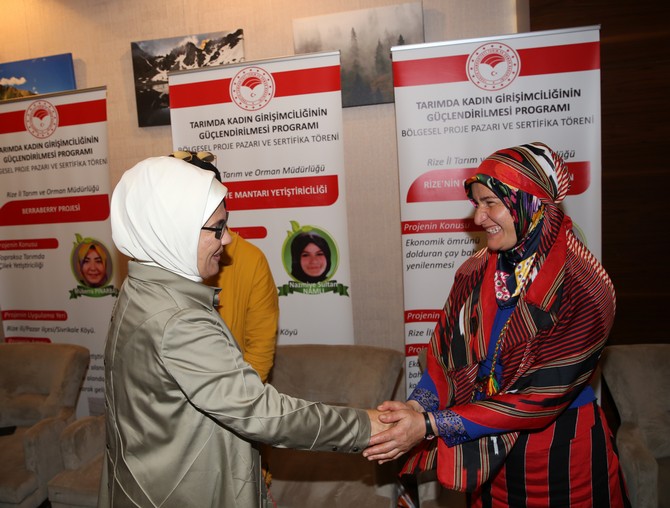 emine-erdogan,-rizede-ki-programi-kapsaminda-tarimda-kadinin-girisimciliginin-guclendirilmesi-projesi-sertifika-torenine-katildi-(9).jpg